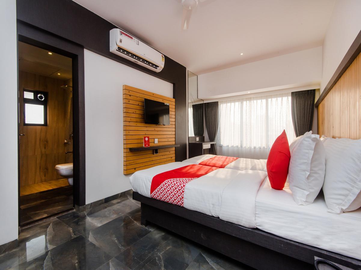 Oyo 13089 Hotel Gold Crest نافي مومباي المظهر الخارجي الصورة