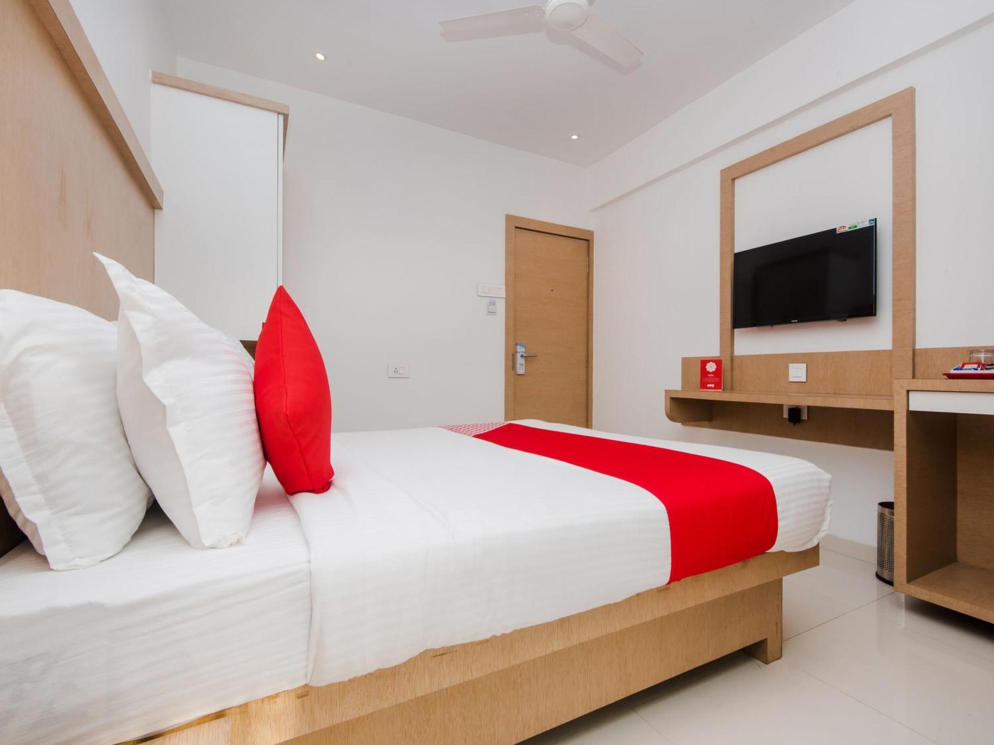 Oyo 13089 Hotel Gold Crest نافي مومباي المظهر الخارجي الصورة